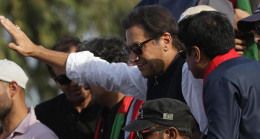 Pakistan’ın eski Başbakanı Khan hakkında iki tutuklama emri çıkarıldı
