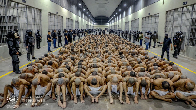 El Salvador’da çete üyelerinin toplandığı hapishane