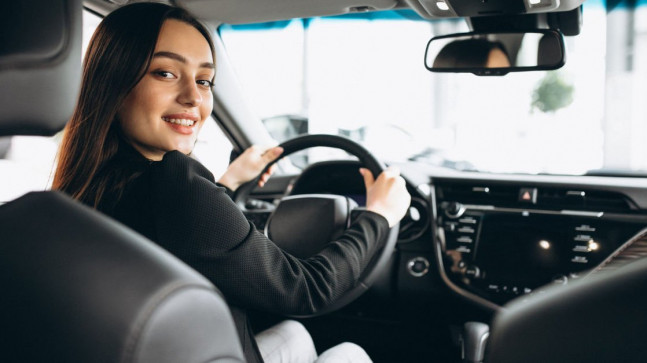 Araba direksiyonları neden sol taraftadır?