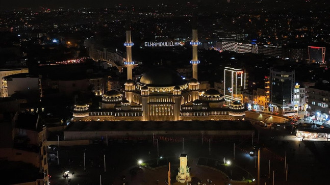 Taksim Camisi’ne “Elhamdulillah” yazılı ramazan mahyası asıldı