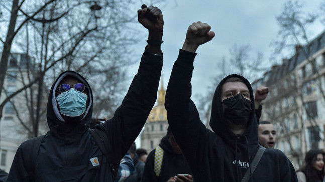 Fransa’da tartışma yaratan “emeklilik reformu” nihai olarak kabul edildi