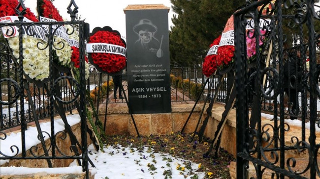 Aşık Veysel vefatının 50. yılında Sivas’ta mezarı başında anıldı