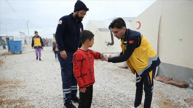 Malatya’ya depremin ikinci günü gelen gönüllü sağlıkçılar afetzedelerin yaralarını sarıyor