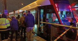 İstanbul’da hareketli anlar! Bir kişi tramvayın altına sıkıştı