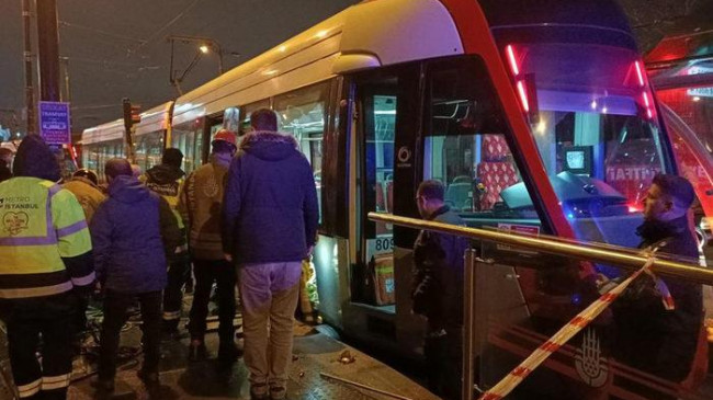 İstanbul’da hareketli anlar! Bir kişi tramvayın altına sıkıştı