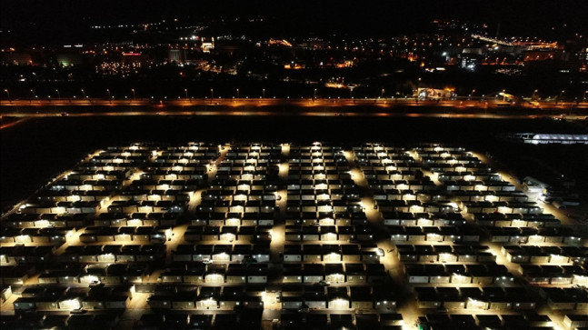 Malatya’daki en büyük konteyner kentte akşam da yaşam sürüyor