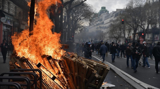 Fransa’daki emeklilik reformu karşıtı protestolarda tansiyon düşmüyor