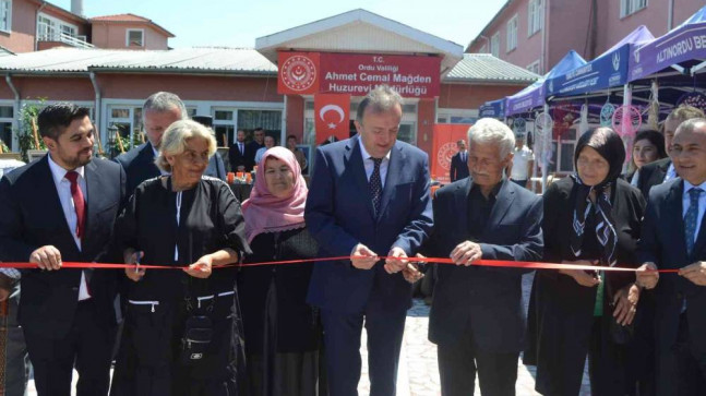 Bakan Yardımcısı Rıdvan Duran, huzurevi sakinlerince hazırlanan sergi açılışına katıldı