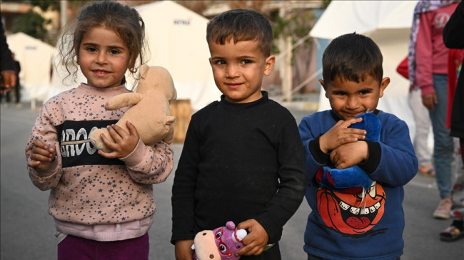 Beşiktaş taraftarının gönderdiği oyuncaklar deprem bölgesindeki çocukların yüzünü güldürdü