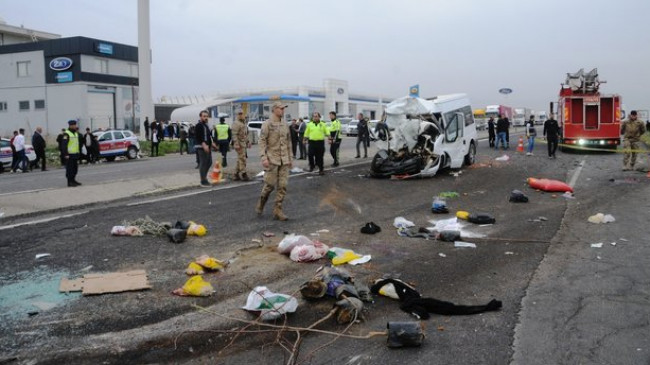 Cizre’de üç aracın çarpıştığı kazada 8 kişi yaralandı