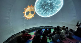 Depremzede çocuklar "uzay çadırı"nda evreni öğreniyor