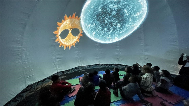 Depremzede çocuklar "uzay çadırı"nda evreni öğreniyor