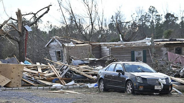 En az 10 kişi yaşamını yitirdi, 1 milyon ev elektriksiz kaldı