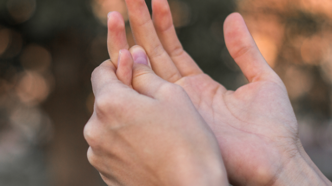 Hemen kontrol edin! Parmaklarda ortaya çıkan önemli kanser belirtisi