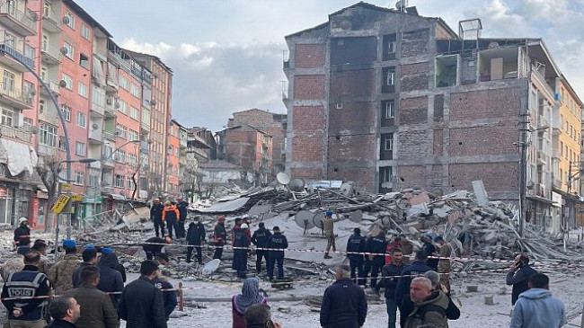 Malatya’da ağır hasarlı 5 katlı bina çöktü – Güncel