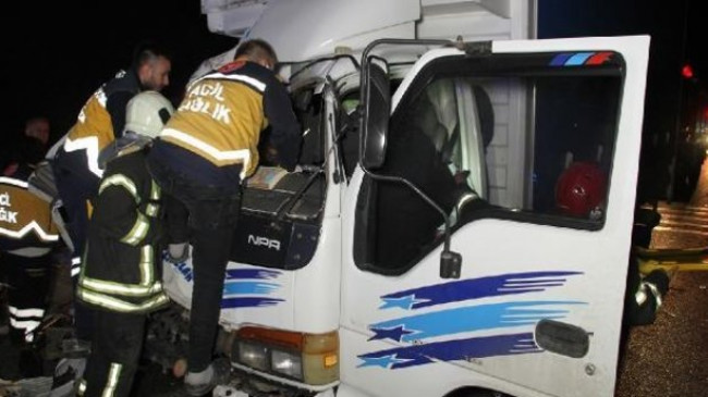 Manisa'da trafik kazası! Tıra çarpan otomobilde 1 kişi hayatını kaybetti