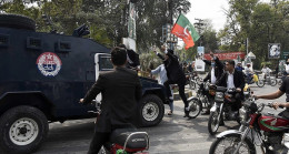 Pakistan’da mahkeme, İmran Han’a yönelik polis operasyonunu yarına kadar askıya aldı