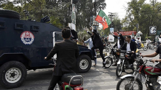 Pakistan’da mahkeme, İmran Han’a yönelik polis operasyonunu yarına kadar askıya aldı