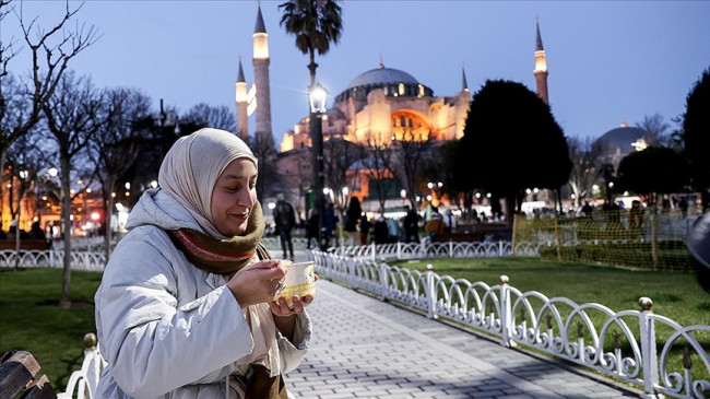Sultanahmet Meydanı, ramazanın ilk iftarı için gelenlerle doldu