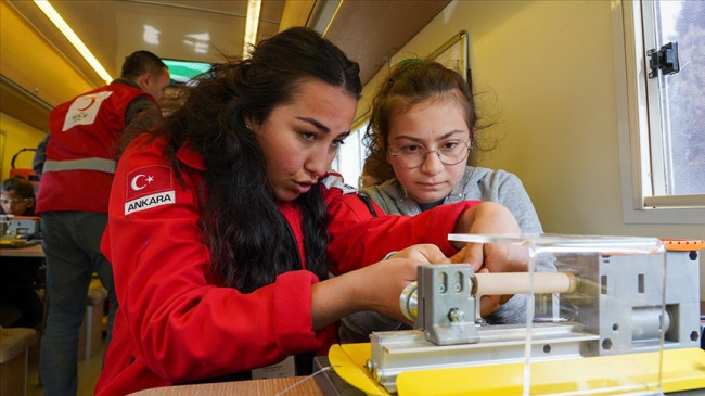 Türk Kızılay, Kahramanmaraş'ta afetzede çocuklara robotik kodlama eğitimi veriyor