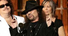 Uçak kazasından canlı kurtulan Lynyrd Skynyrd'ın ünlü gitaristi Garry Rossington 71 yaşında hayatını kaybetti