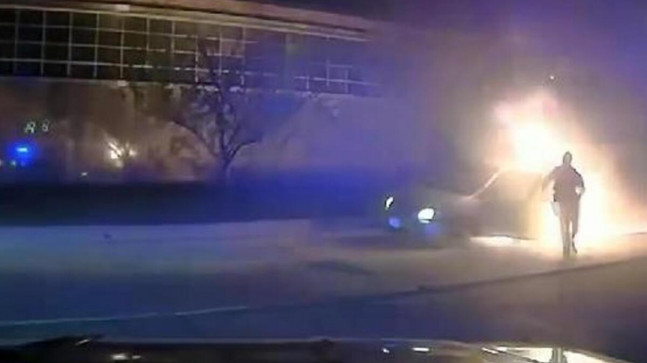 ABD’de polis 84 yaşındaki sürücüyü yanan araçtan böyle kurtardı