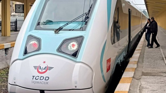 Milli Elektrikli Tren Seti TCDD'ye teslim edildi