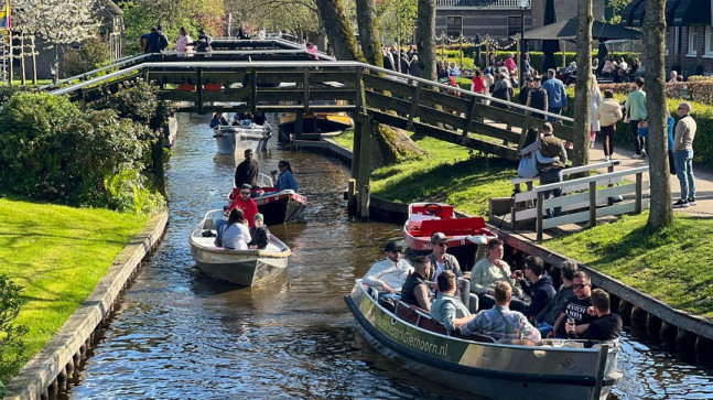 Hollanda’nın “Venedik”i Giethoorn: Araba yolu yok