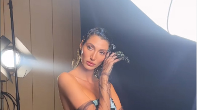 Şevval Şahin, derin yırtmaçlı elbise giydi