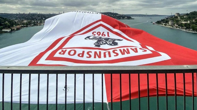 Şampiyon Samsunspor’un bayrağı İstanbul Boğazı’na asıldı