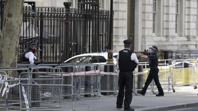 Londra’da saldırı alarmı! Başbakanlık binasının kapılarına arabayla çarptı