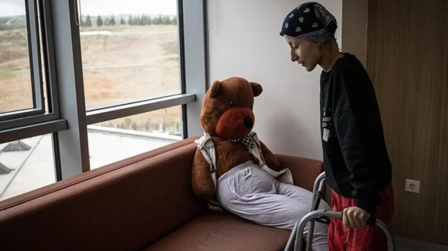 Diyarbakır’da bacağını kaybetme riski olan genç kız, 17 santimlik tümörden kurtularak ayağa kalktı