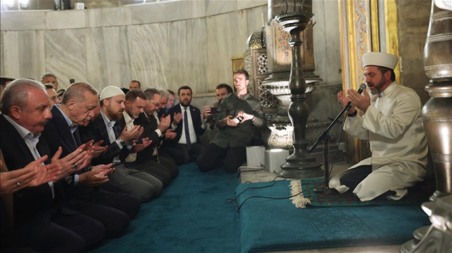 Cumhurbaşkanı Erdoğan Ayasofya-i Kebir Cami-i Şerifi'nde namaz kıldı, Kur'an okudu