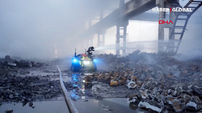 Depo yangınına müdahale için robot kullanıldı