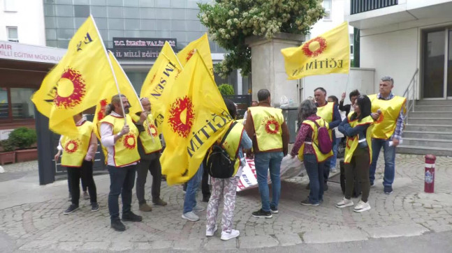 İzmir’de Eğitim-Sen üyeleri öğretmenler arasındaki ücret farklılığına tepki gösterdi