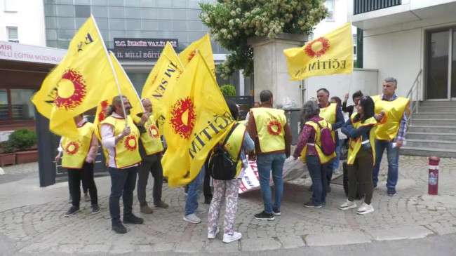 İzmir’de Eğitim-Sen üyeleri öğretmenler arasındaki ücret farklılığına tepki gösterdi