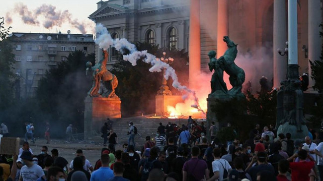 Sırbistan’da seçim sonrası ayaklanmalar sürüyor! Göstericilere gazla müdahale edildi