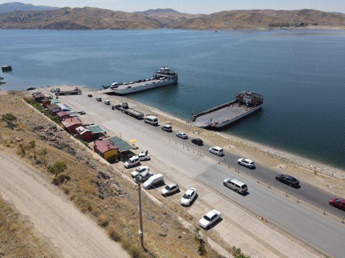 Tunceli Pertek'te feribot iskelesindeki araç kuyruğu 2 kilometreyi aştı -7