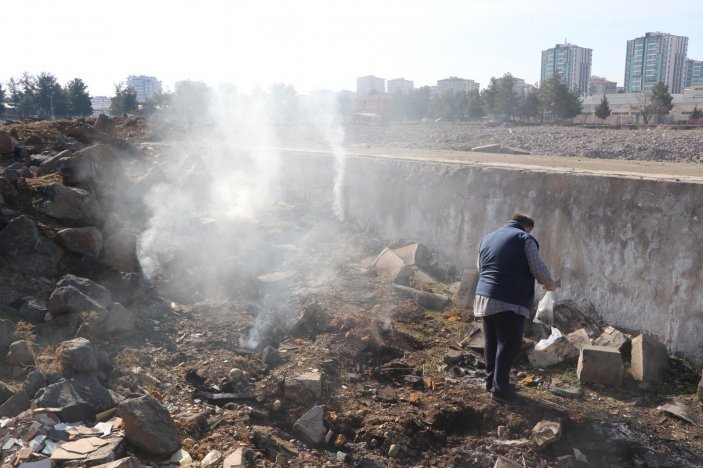 Diyarbakır'da depremden sonra yer altından çıkan duman inceleniyor