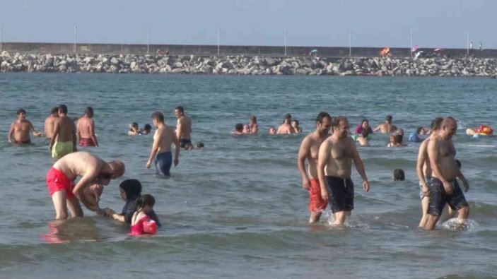 30 Ağustos’ta vatandaşlar denize akın etti, Şile’de plajlar doldu taştı -2