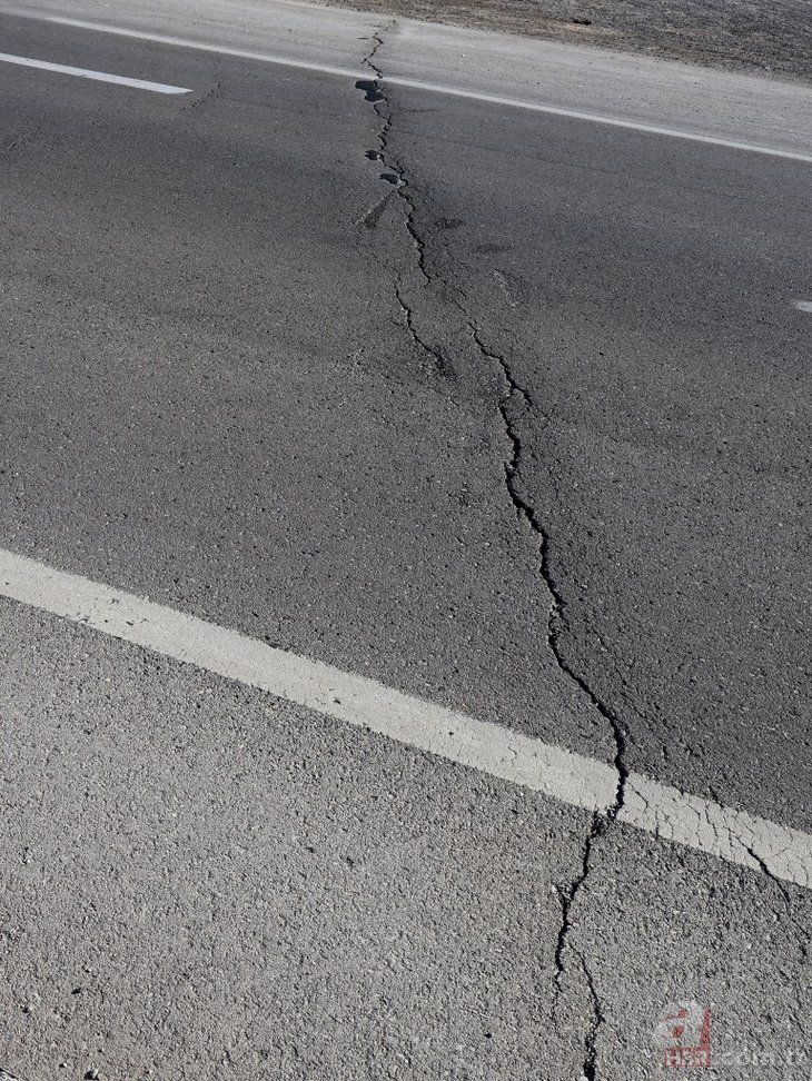 Niğde-Konya depreminde Aksaray’da yol ve araziler yarıldı