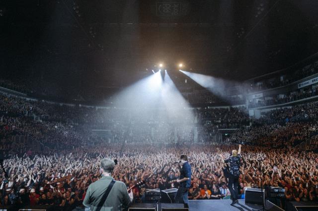 Alman rock grubunun konserinde depremzedeler için 1 milyon avrodan fazla para toplandı