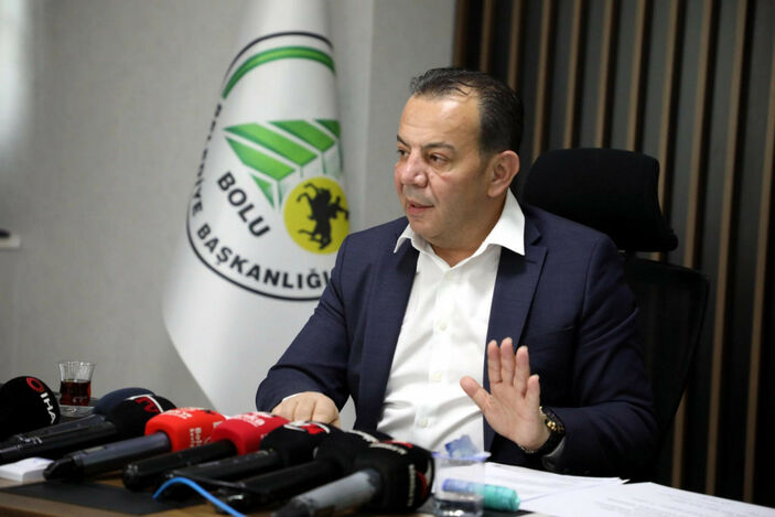 Tanju Özcan, su şişesi fırlatan meclis üyesinden şikayetçi oldu #1