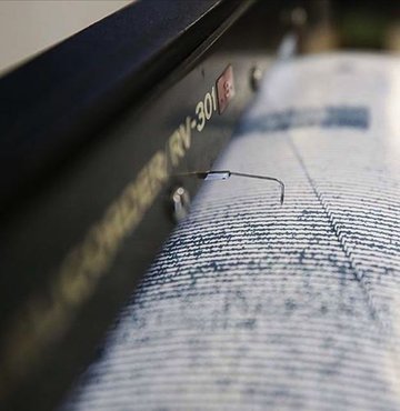 Çin Deprem Ağları Merkezinden (CENC), Çin-Tacikistan sınırında 7,2 büyüklüğünde deprem medyana geldiğini bildirdi