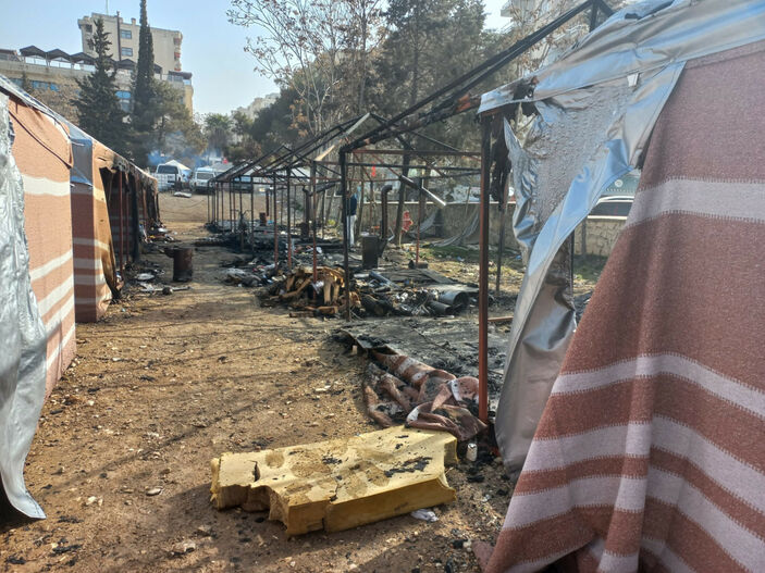 Kahramanmaraş'ta 7 çadır yandı, 2 depremzede yaralandı #4