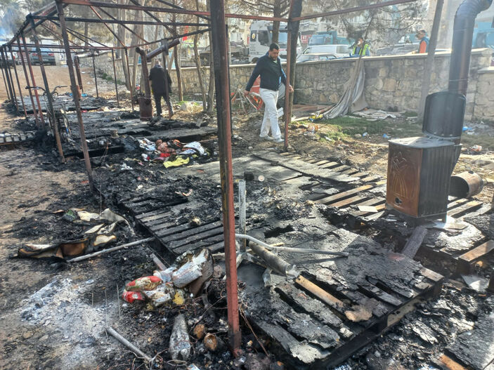 Kahramanmaraş'ta 7 çadır yandı, 2 depremzede yaralandı #3