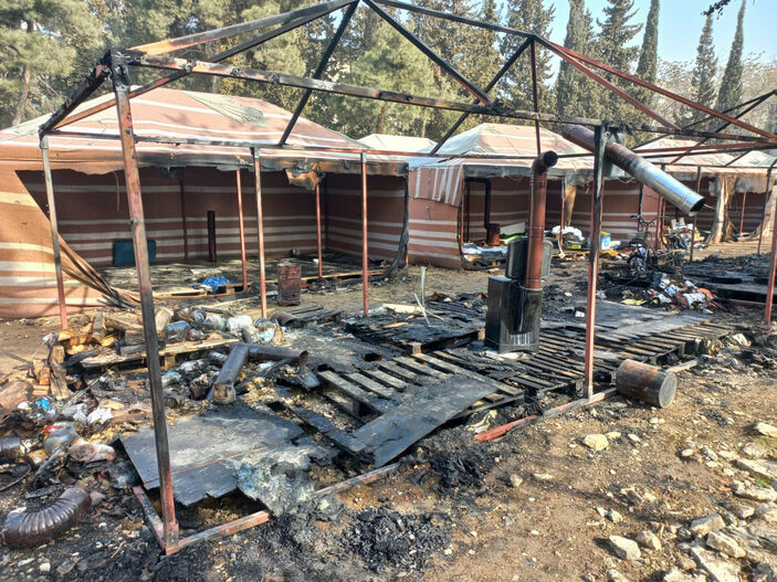 Kahramanmaraş'ta 7 çadır yandı, 2 depremzede yaralandı #2