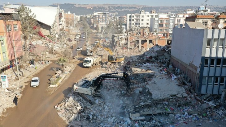 Adıyaman’da depremde yıkılan Hasoğlu Apartmanı’nın sorumluları suçu birbirlerine attı: Binanın yıkılması depremin suçu