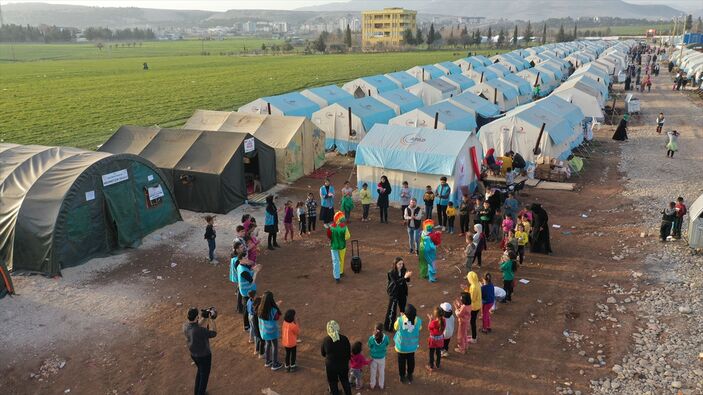 Depremin vurduğu Adıyaman'daki çocuklar, bölgeye gelen gönüllüler ile etkinlikler yapıyor