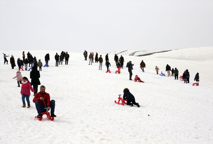 Bitlis'te depremzedeler kayak yaparak eğlendi
